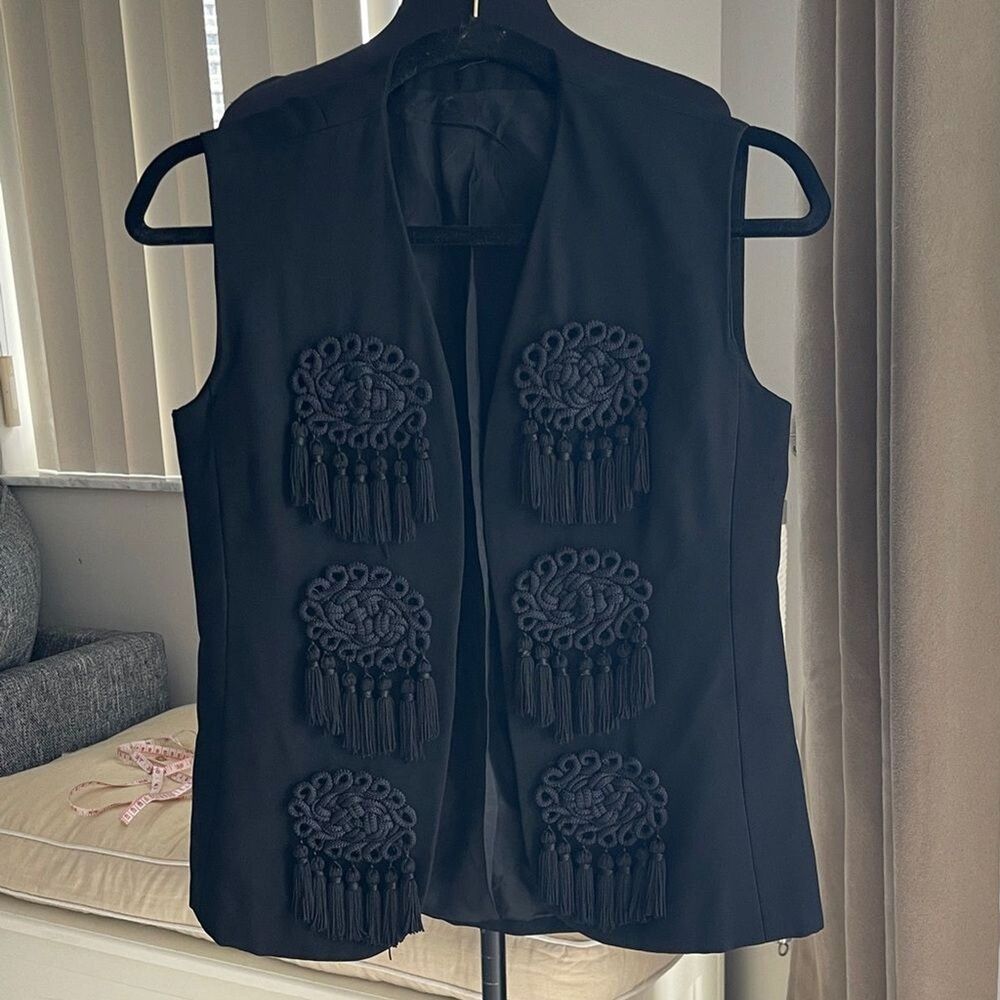 Ara de rey bullina Elegant Black Vest with Decorative Accents S